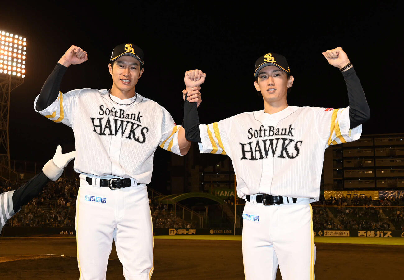ソフトバンク対楽天　笑顔で撮影に応じる柳田（左）と大津（撮影・林敢治）