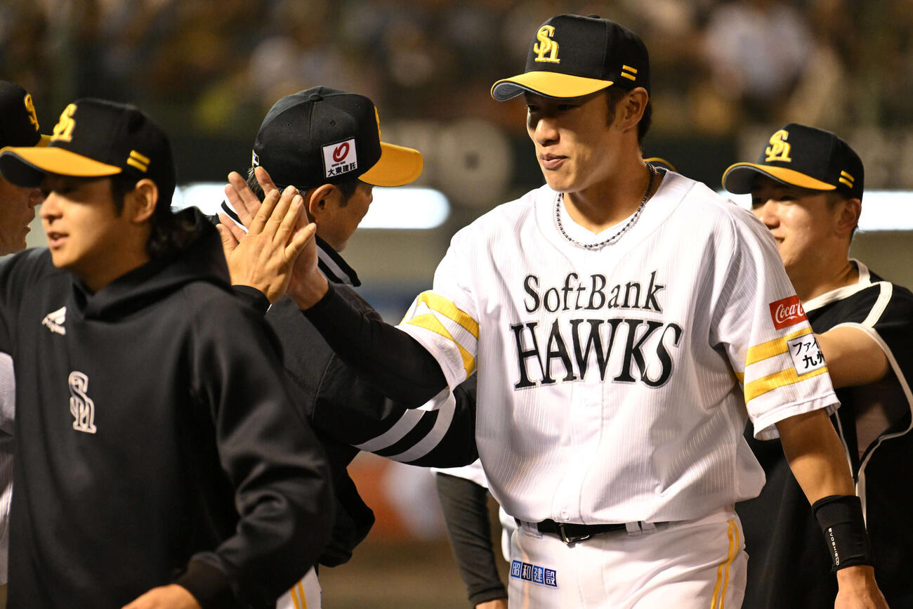 ソフトバンク対楽天　勝利を収めナインとタッチを交わす柳田（右から2番目）（撮影・林敢治）