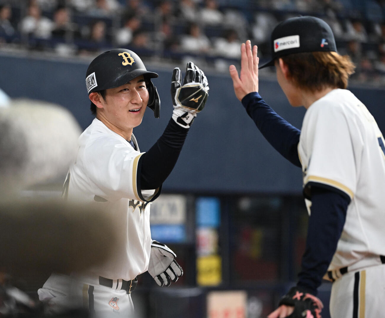 オリックス対西武　4回裏オリックス2死二塁、大城の適時打で生還した紅林は寺西（右）とタッチを交わす（撮影・和賀正仁）