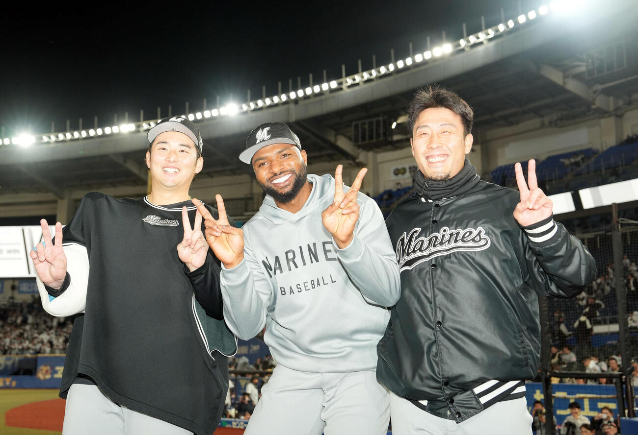 ロッテ対日本ハム　日本ハムに勝利し記念撮影に納まる、左から横山、八木、ポランコ（撮影・たえ見朱実）