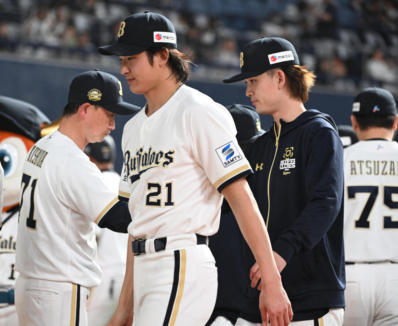 オリックス対西武　勝利投手となりオリックス岸田監督（左）に迎えられる寺西（右）（撮影・和賀正仁）
