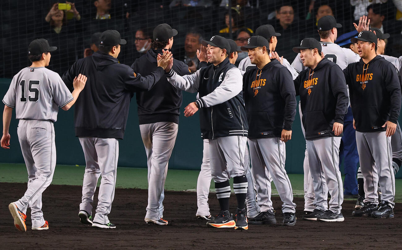 阪神対巨人　阿部監督（中央）は勝利投手の田中将らナインとハイタッチする（撮影・上田博志）