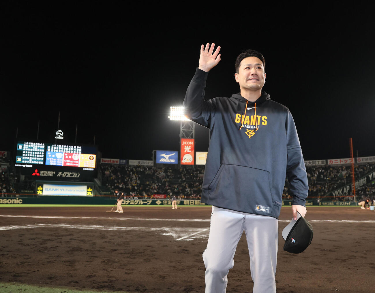阪神対巨人　阪神に勝利しヒーローインタビューを終えてスタンドにあいさつする巨人田中将（撮影・加藤哉）