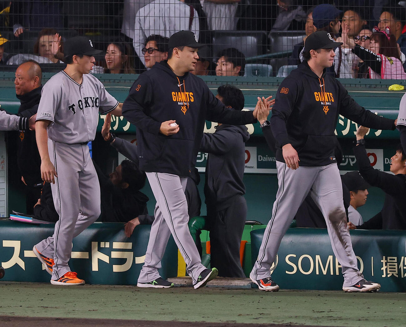 阪神対巨人　田中将（中央）は勝利球を手にハイタッチして喜ぶ（撮影・上田博志）