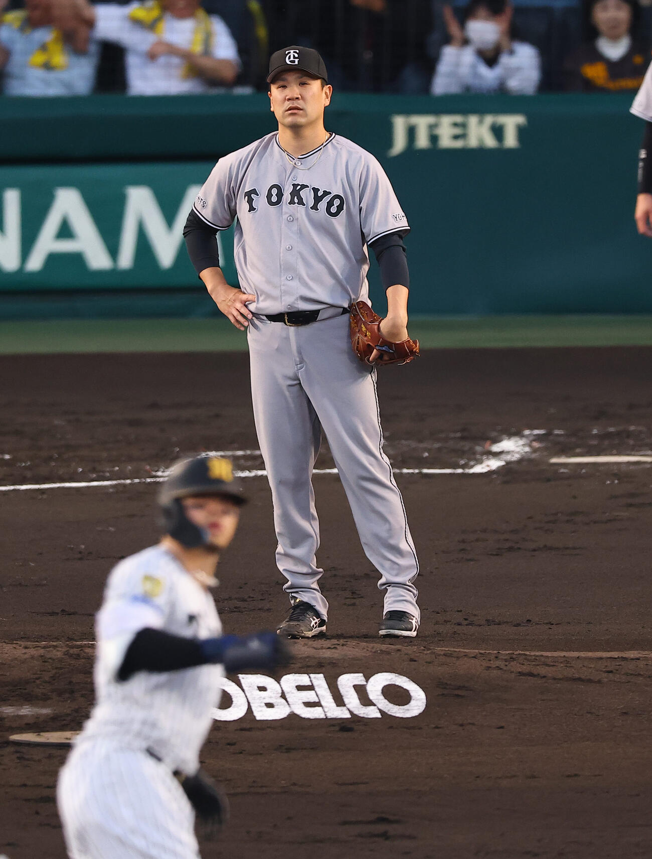 阪神対巨人　1回裏阪神2死一塁、田中将（右）は佐藤に2点本塁打を浴びる（撮影・上田博志）