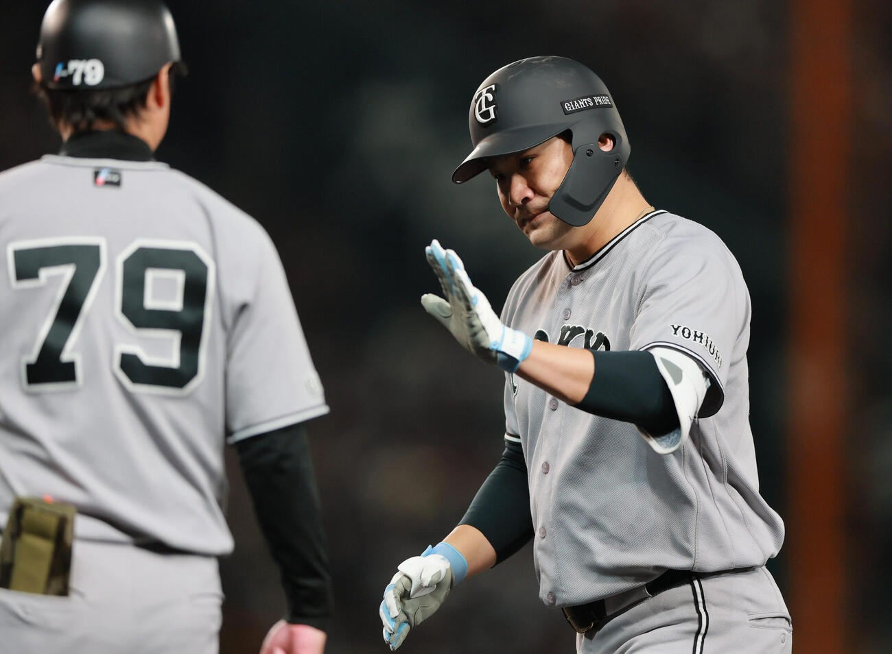 阪神対巨人　4回表巨人1死一塁、バントを決める田中将（撮影・上山淳一）