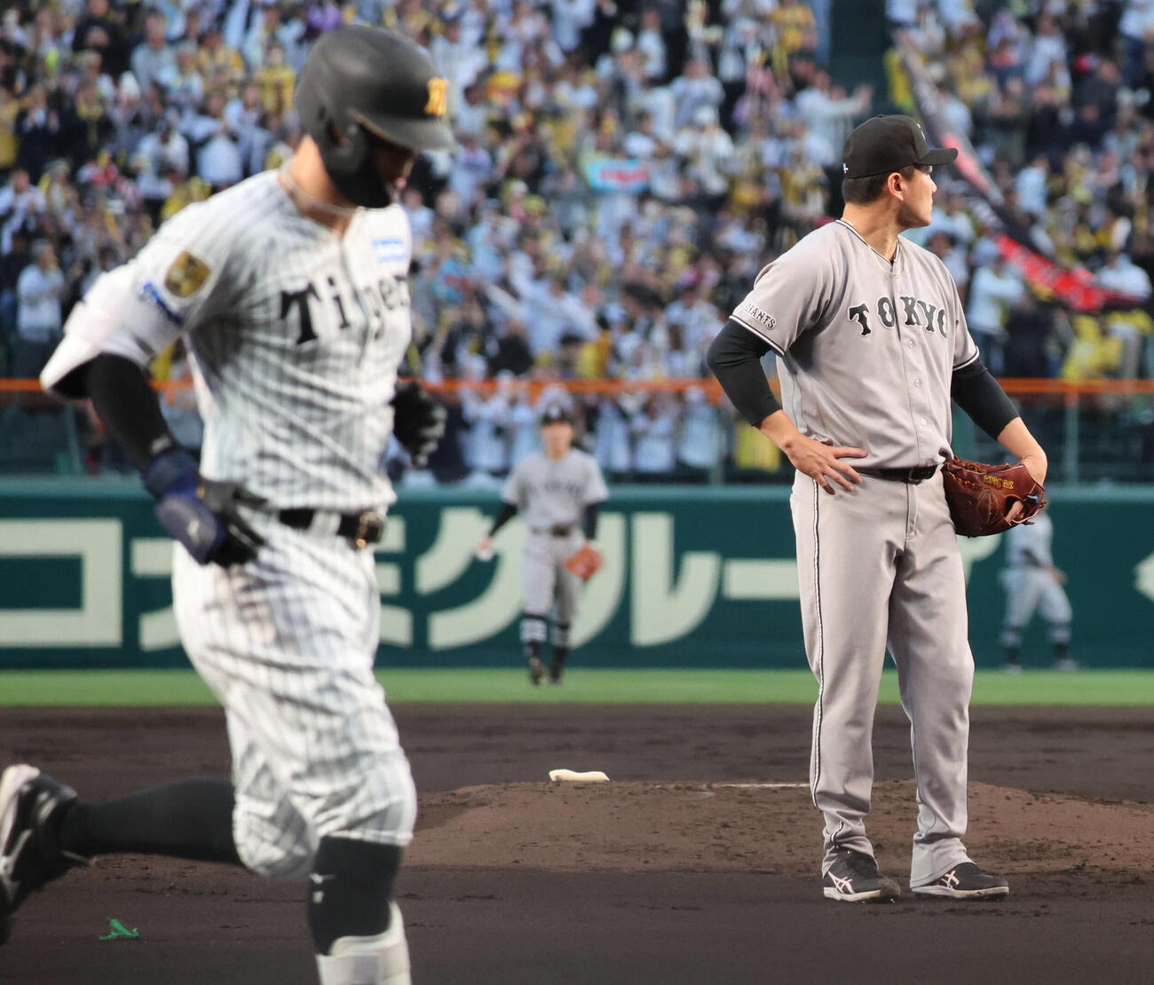 阪神対巨人　1回裏阪神2死一塁、巨人先発の田中将は佐藤に本塁打を許す（撮影・西尾就之）