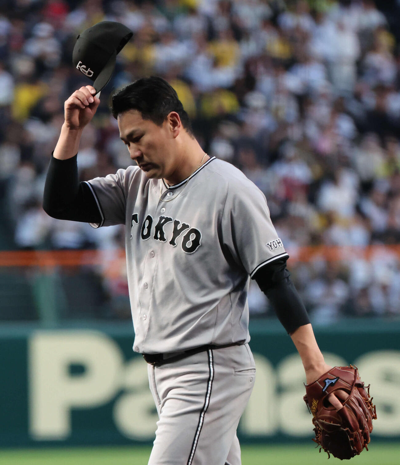 阪神対巨人　巨人先発の田中将は初回に2失点しベンチに戻る（撮影・西尾就之）