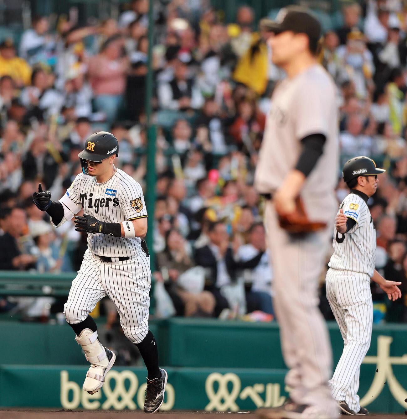 阪神対巨人　1回裏阪神2死一塁、佐藤は2点本塁打を放ちダイヤモンドを1周する。手前は田中将（撮影・上山淳一）