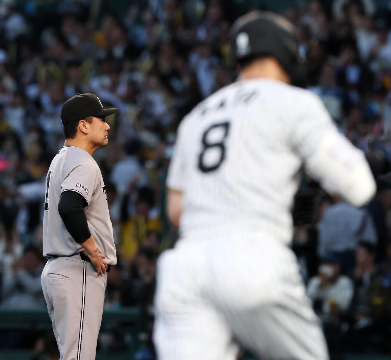阪神対巨人　1回裏阪神2死一塁、田中将は佐藤に中越え2点本塁打を浴びる（撮影・加藤哉）