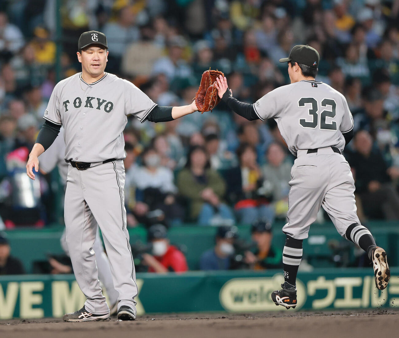 阪神対巨人　2回を投げ終えベンチに引き揚げる巨人田中将（左）と浦田（撮影・上山淳一）