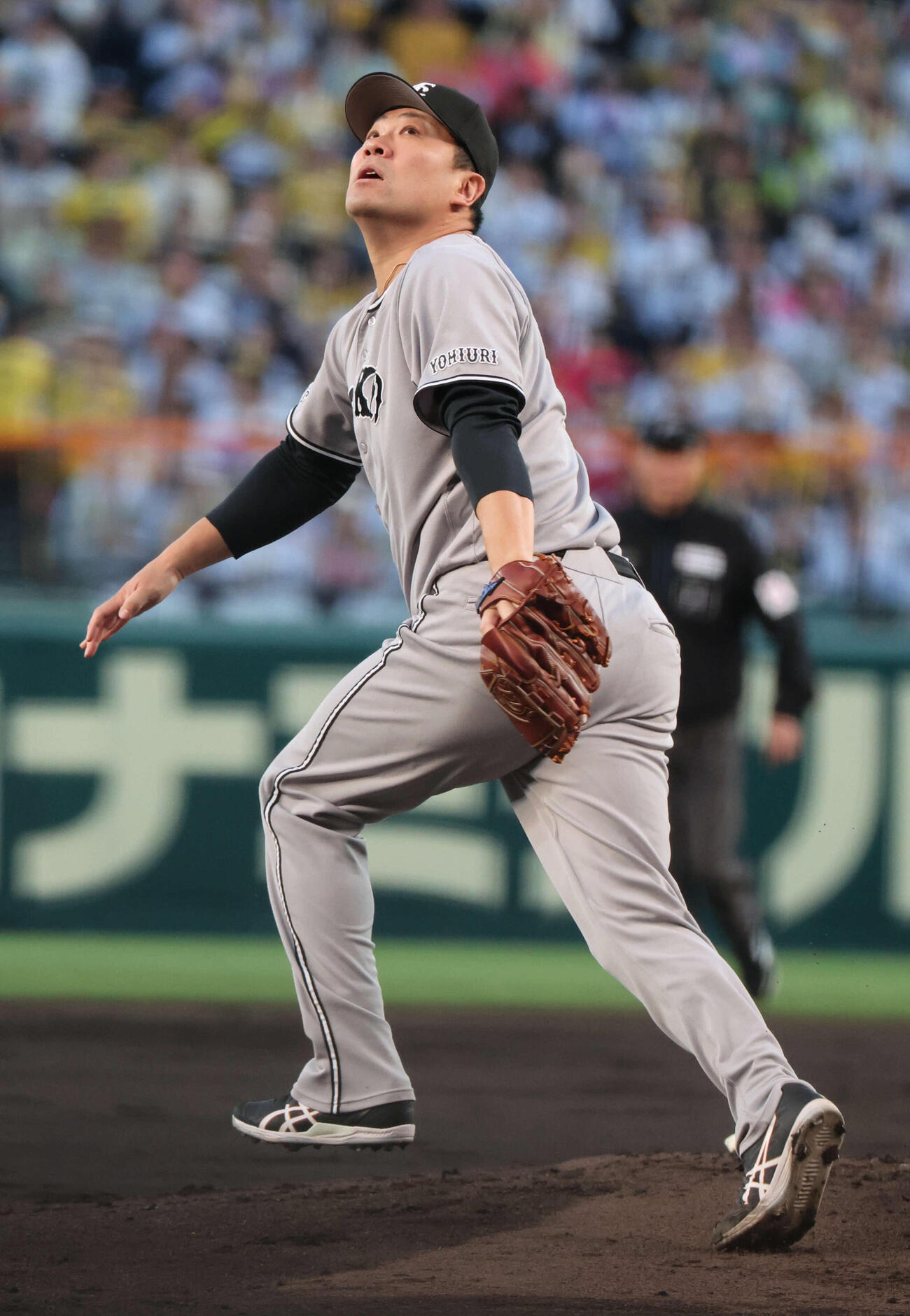 阪神対巨人　1回裏阪神1死、巨人先発の田中将は中野の打球を追いかける（撮影・西尾就之）