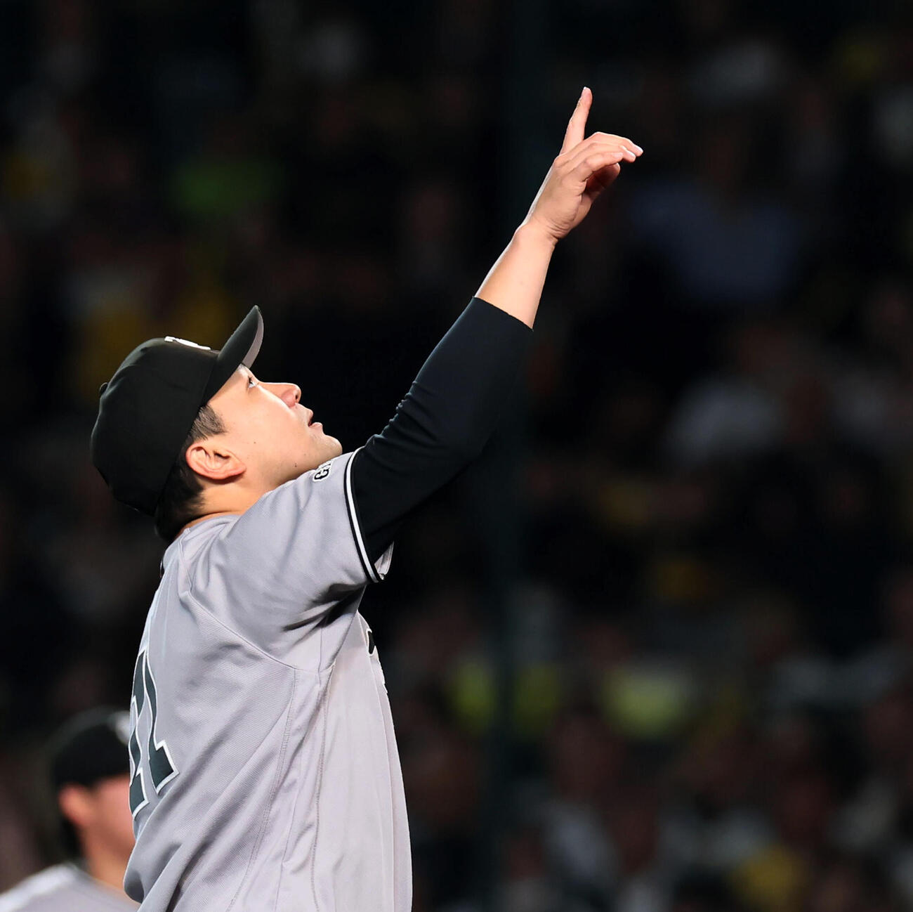 阪神対巨人　6回裏阪神2死一塁、田中将は坂本の飛球にマウンドから指をさす（撮影・加藤哉）