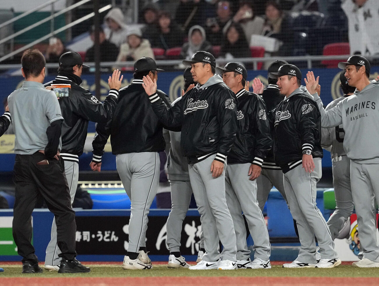 ロッテ対日本ハム　日本ハムに連勝したロッテサブロー監督（撮影・たえ見朱実）