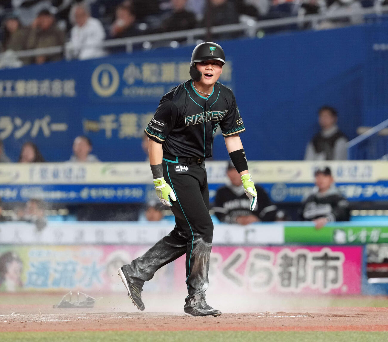 ロッテ対日本ハム　3回表日本ハム2死一、二塁、打者万波。木村の暴投で生還する二走清宮（撮影・たえ見朱実）