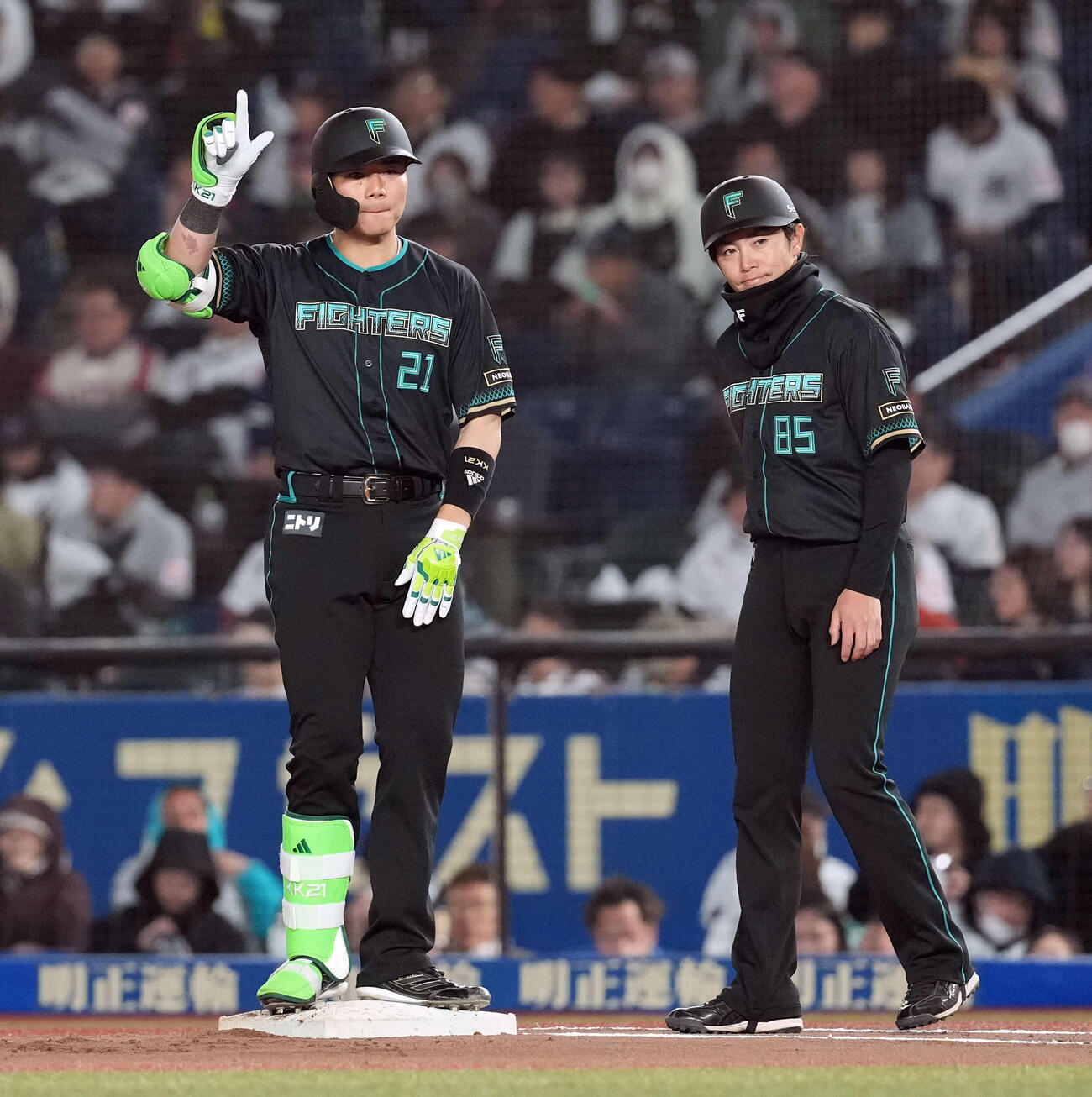 ロッテ対日本ハム　3回表日本ハム無死二塁、安打を放ちポーズを決める清宮（撮影・たえ見朱実）
