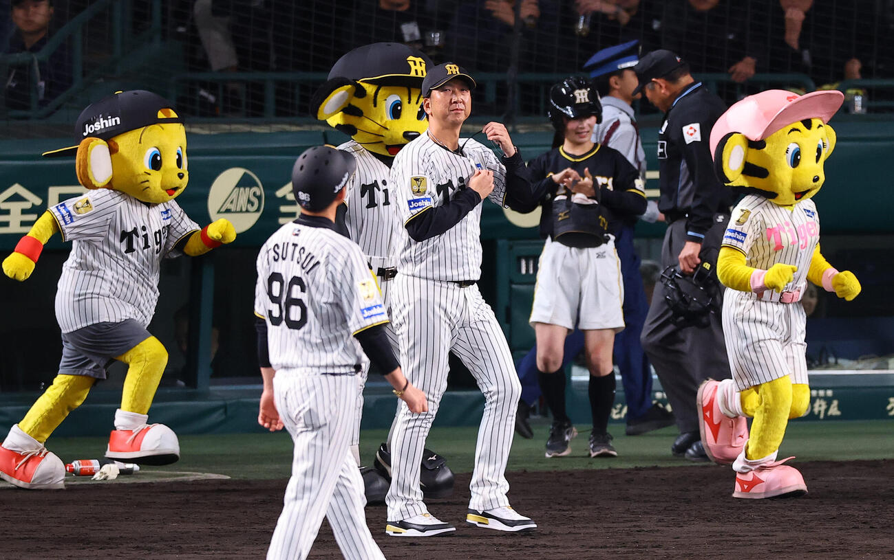 阪神対巨人　巨人に敗れた藤川監督（中央）はファンへのあいさつに向かう（撮影・上田博志）