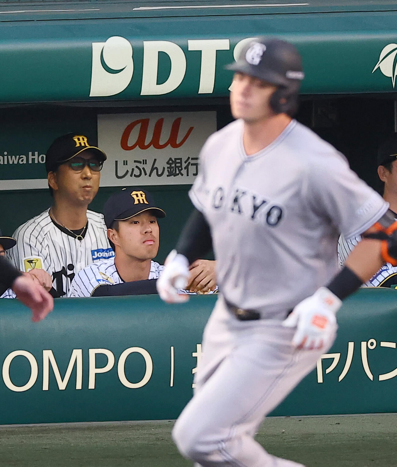 阪神対巨人　1回表巨人1死一、二塁、藤川監督（左）はダルベックに3点本塁打を浴びる（撮影・上田博志）