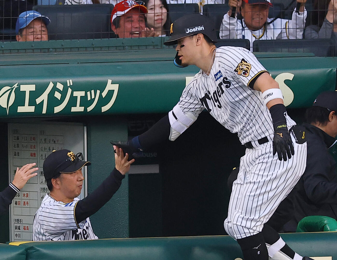 阪神対巨人　1回裏阪神2死一塁、2点本塁打を放った佐藤をハイタッチで出迎える藤川監督（撮影・上田博志）