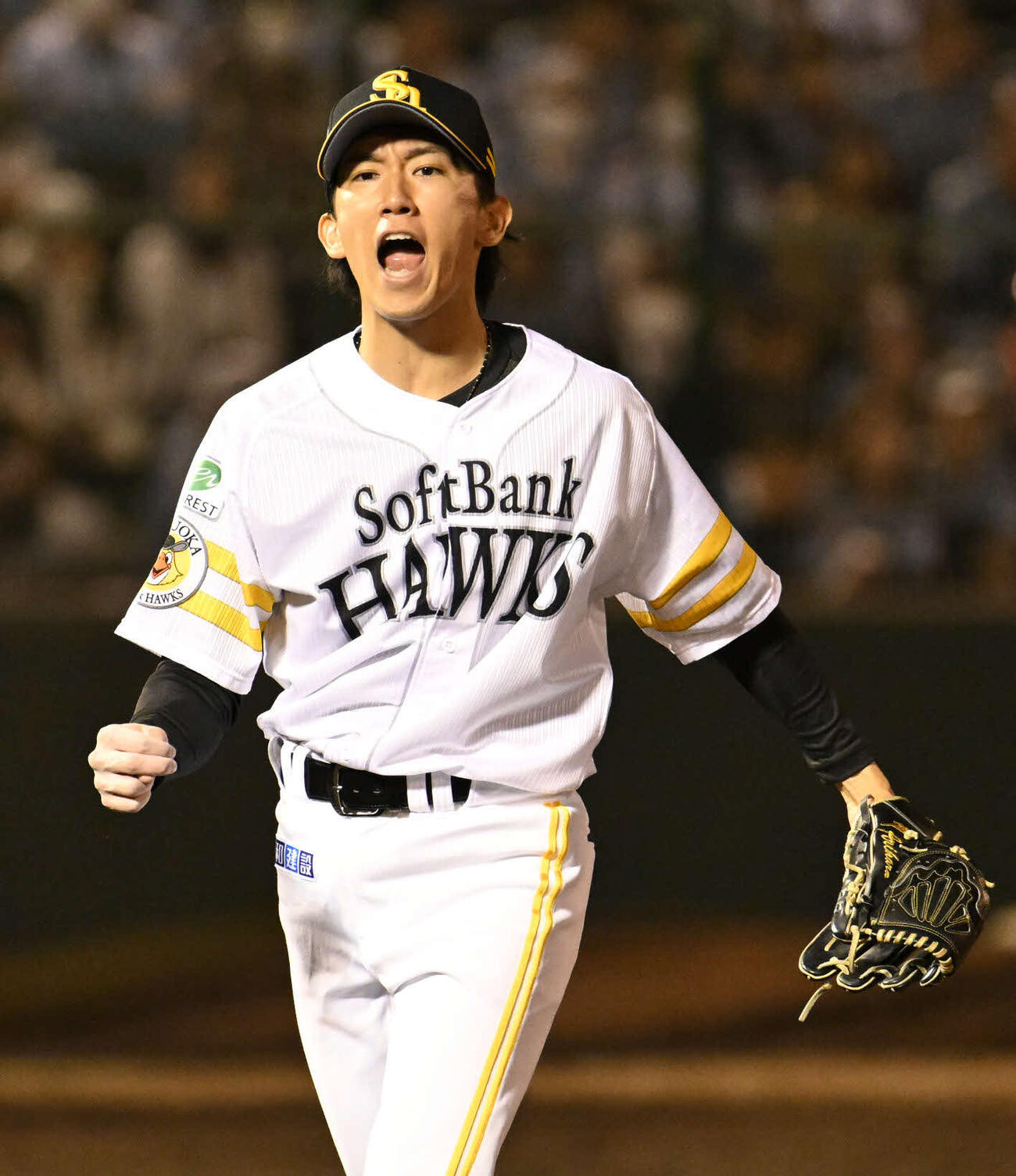 ソフトバンク対楽天　5回表楽天2死一塁、打者伊藤裕を三振に仕留め吠える大津（撮影・林敢治）