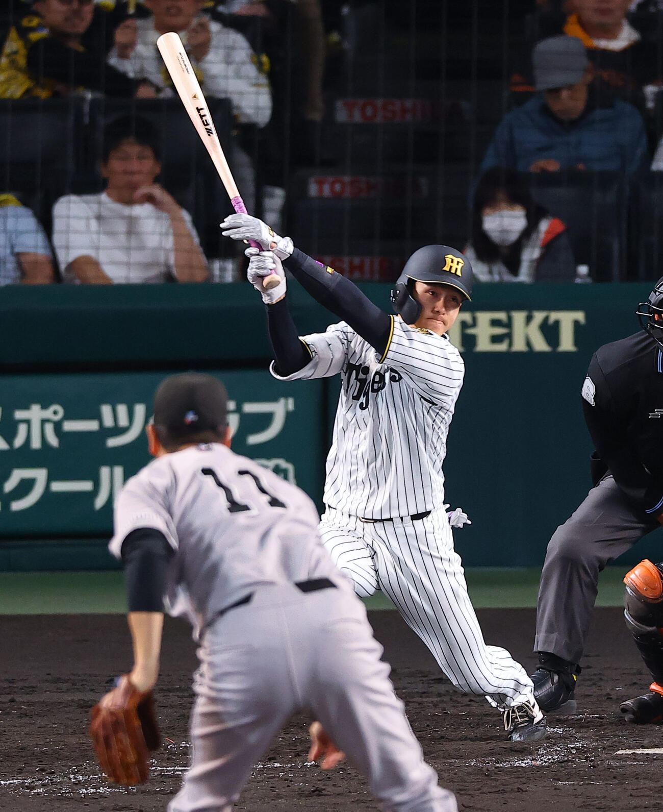 阪神対巨人　5回裏阪神1死、小幡は安打を放つ（撮影・上田博志）