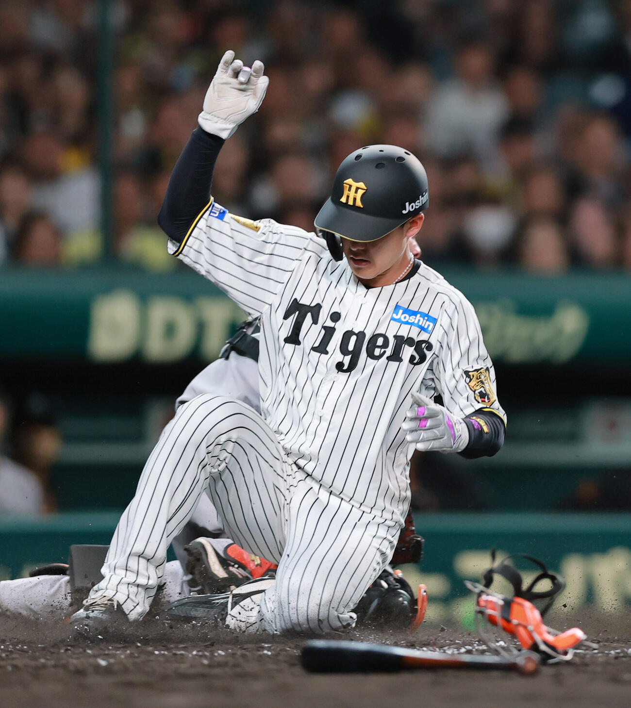 阪神対巨人　5回裏阪神1死満塁、中野の左犠飛で生還する三走小幡（撮影・上山淳一）