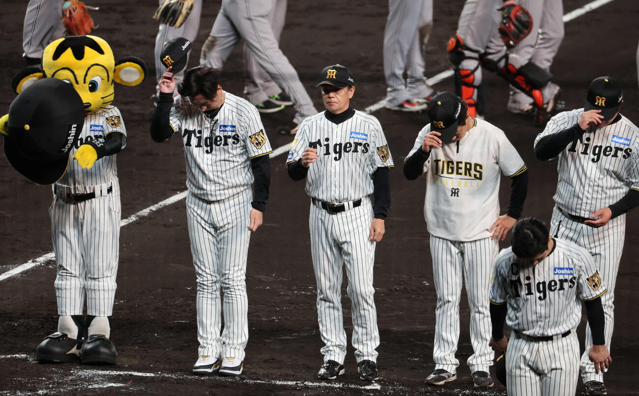阪神対巨人　巨人に連敗し、スタンドに一礼する阪神藤川監督（左）（撮影・西尾就之）