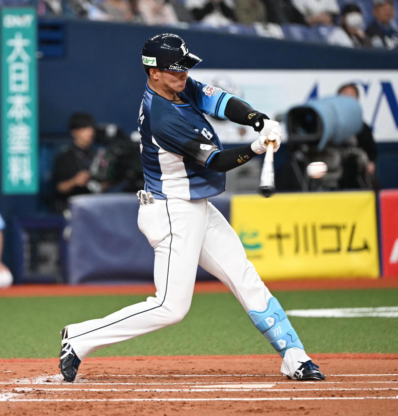 オリックス対西武　2回表西武2死、左中間に二塁打を放つ山村（撮影・和賀正仁）