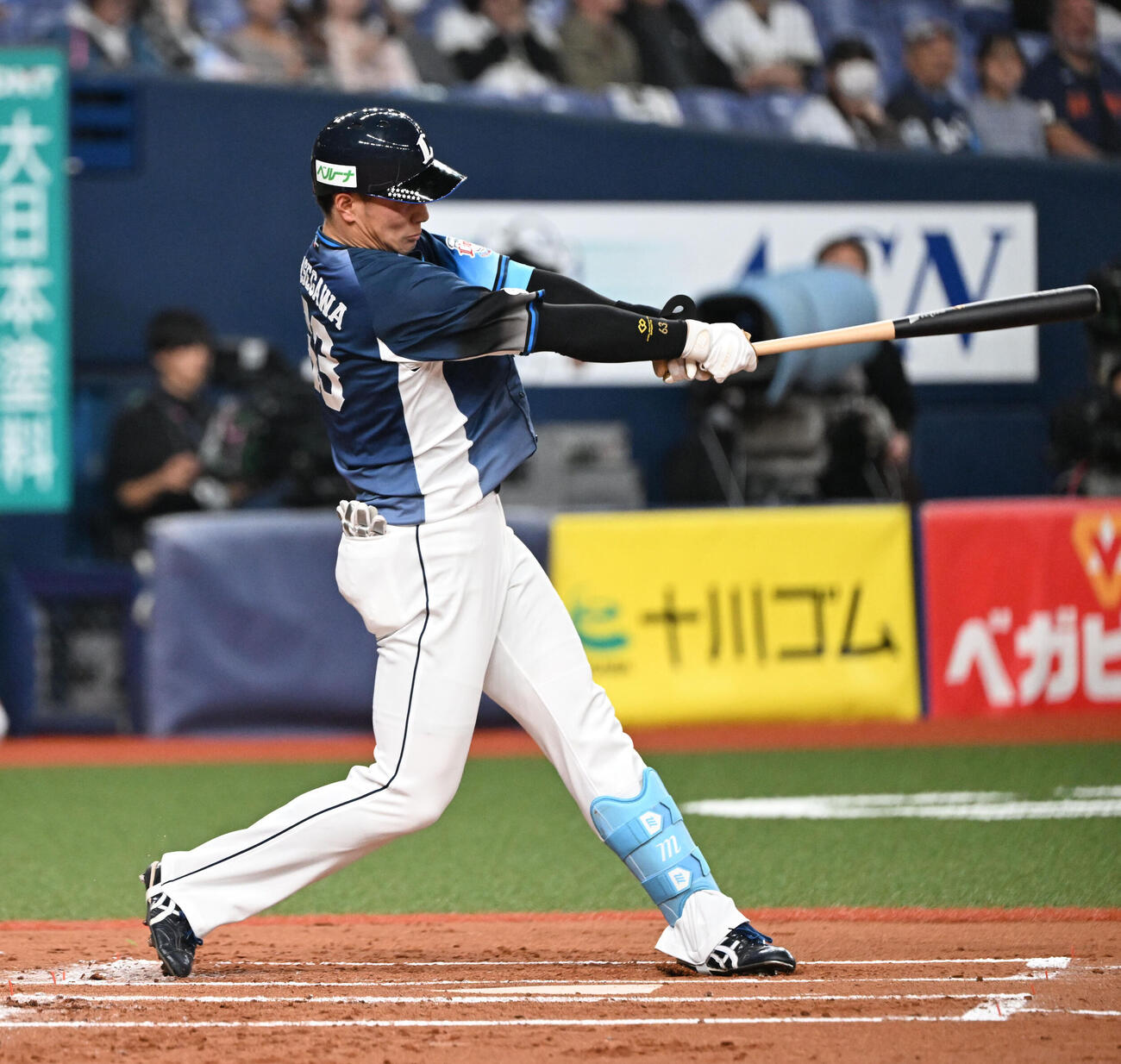 オリックス対西武　2回表西武2死、左中間に二塁打を放つ山村（撮影・和賀正仁）