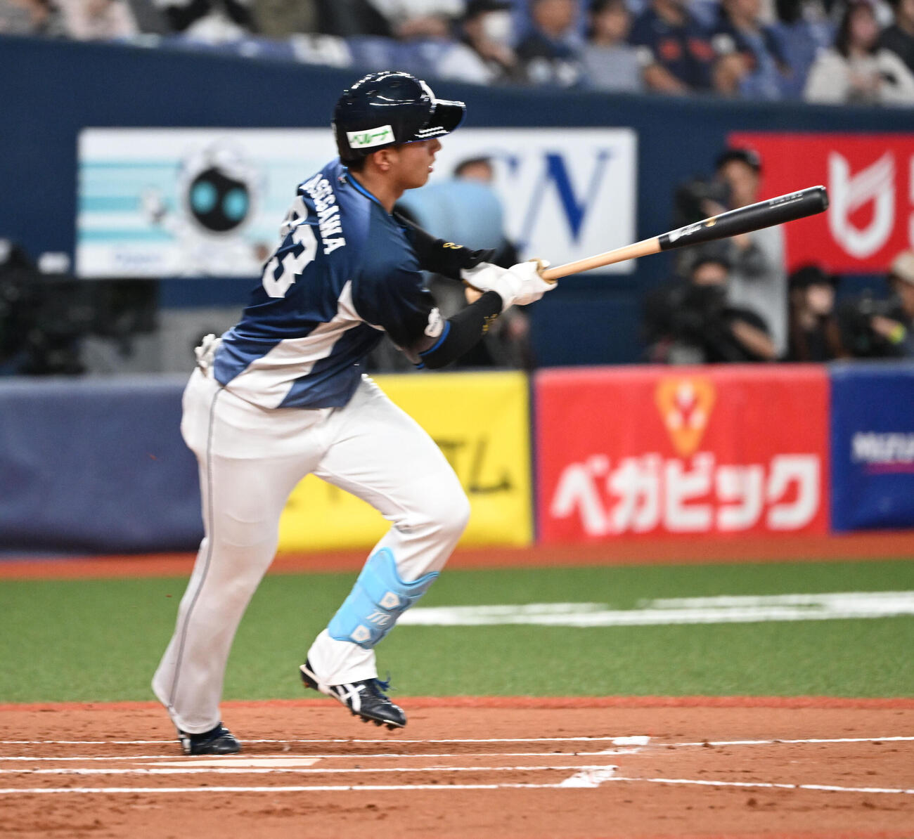 オリックス対西武　2回表西武2死、左中間に二塁打を放つ山村（撮影・和賀正仁）
