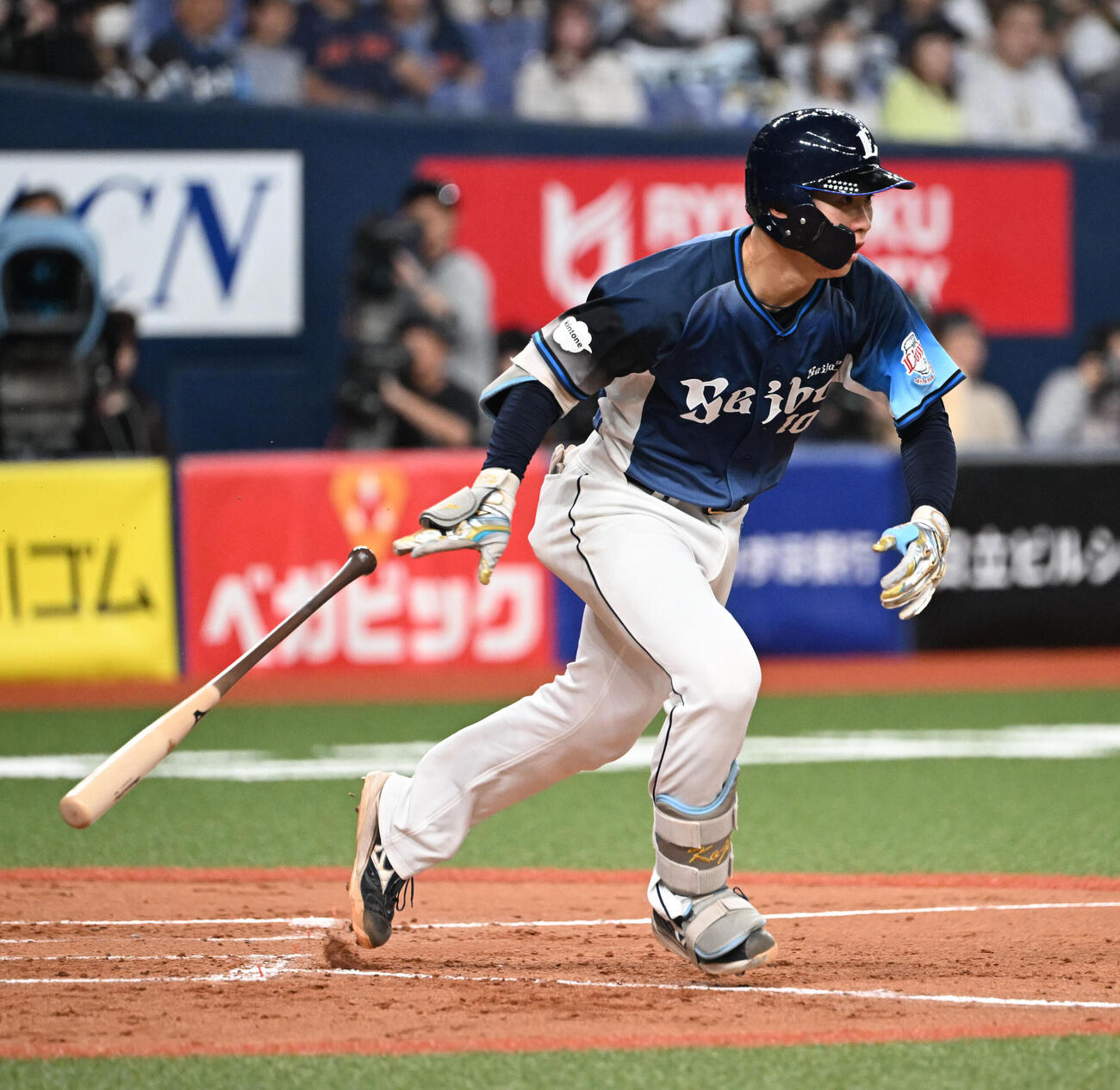 オリックス対西武　4回表西武1死二塁、右前適時打を放つ小島（撮影・和賀正仁）
