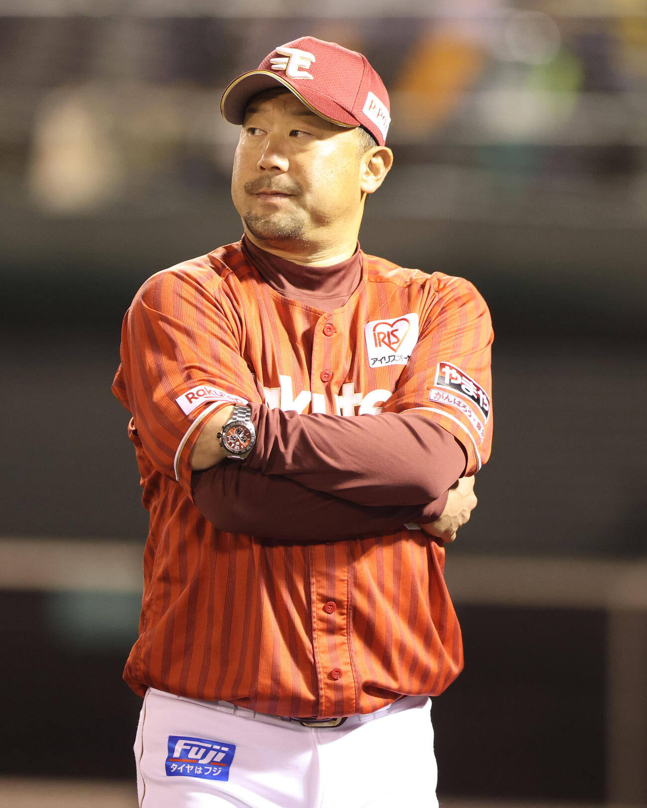 ソフトバンク対楽天　審判に選手交代を告げた楽天三木監督（撮影・梅根麻紀）