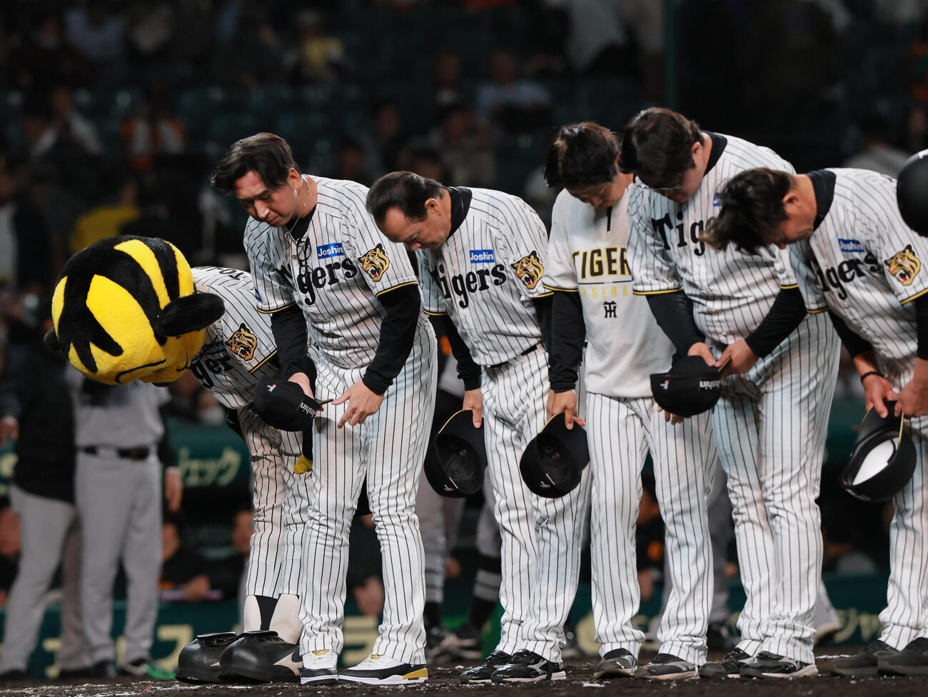 阪神対巨人　巨人に敗れファンにあいさつする阪神藤川監督（左）（撮影・上山淳一）