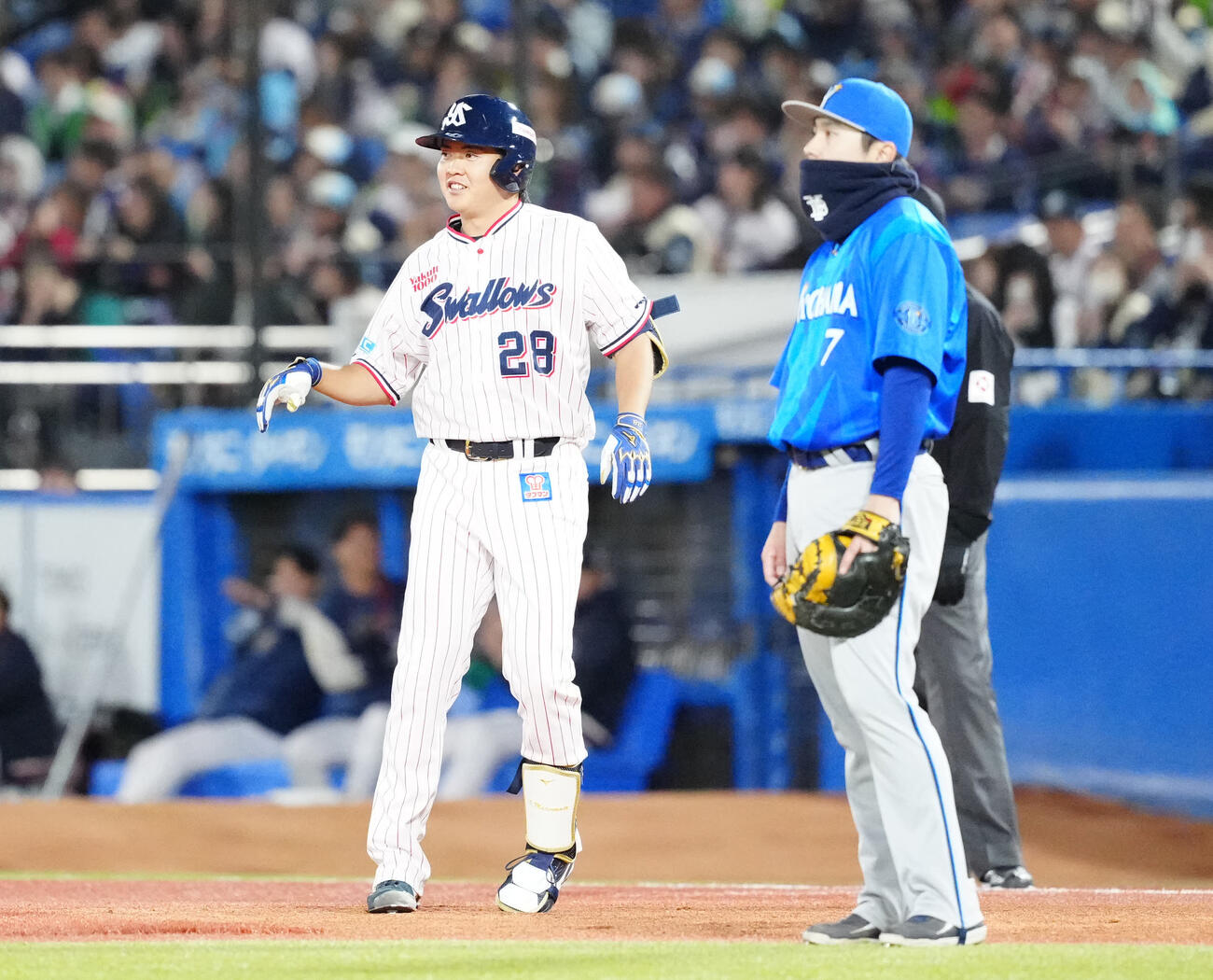 ヤクルト対DeNA 2回裏ヤクルト2死一塁、左前打でプロ初安打とした松本健（左）（撮影・江口和貴）