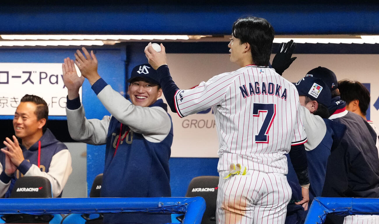 ヤクルト対DeNA 2回裏、ヤクルト松本健のプロ初安打となった記念球を受け取った長岡（撮影・江口和貴）