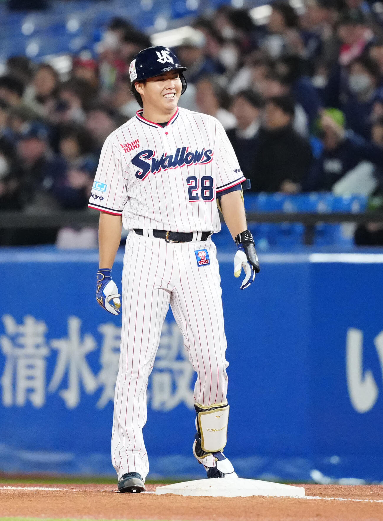 ヤクルト対DeNA 4回裏ヤクルト1死、右前打を放ち笑顔を見せる松本健（撮影・江口和貴）