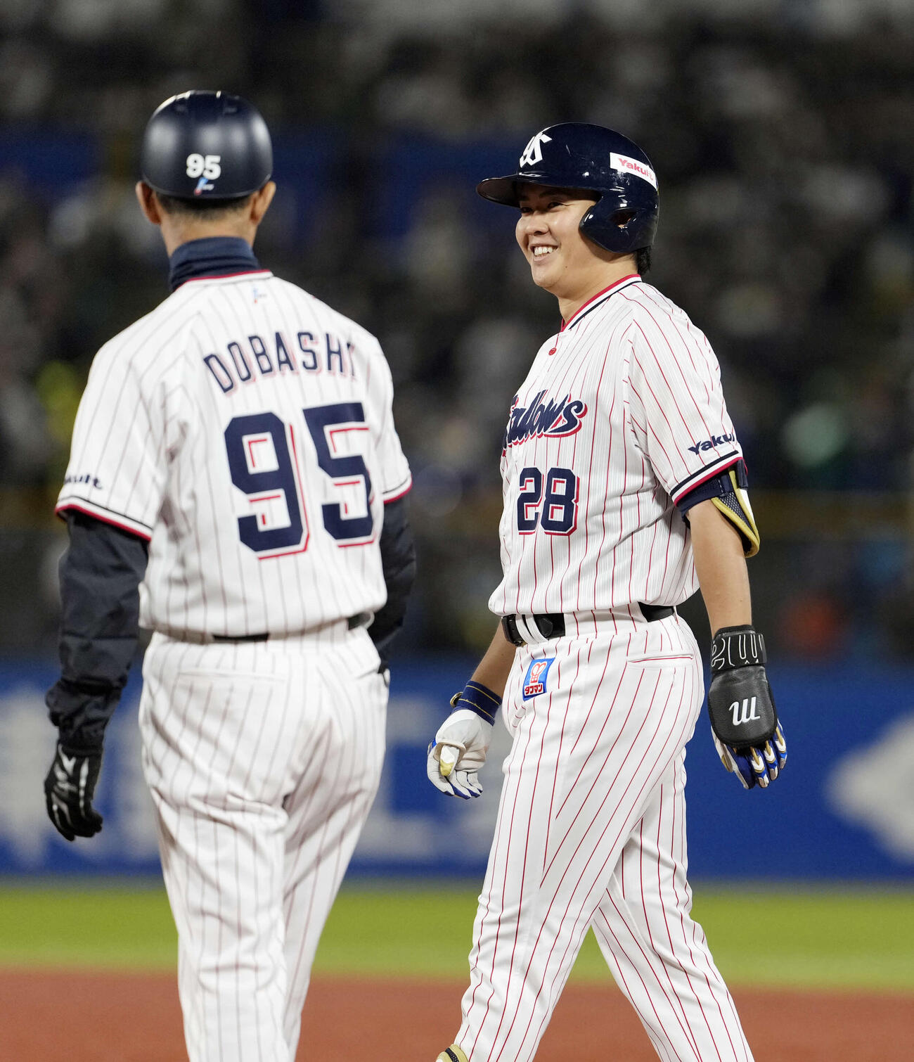 ヤクルト対DeNA 4回裏ヤクルト1死、右前打を放ち笑顔を見せる松本健（撮影・小島史椰）