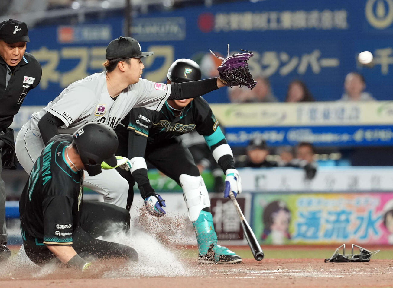 ロッテ対日本ハム　3回表日本ハム2死一、二塁、打者万波。木村の暴投で生還する二走清宮（撮影・たえ見朱実）