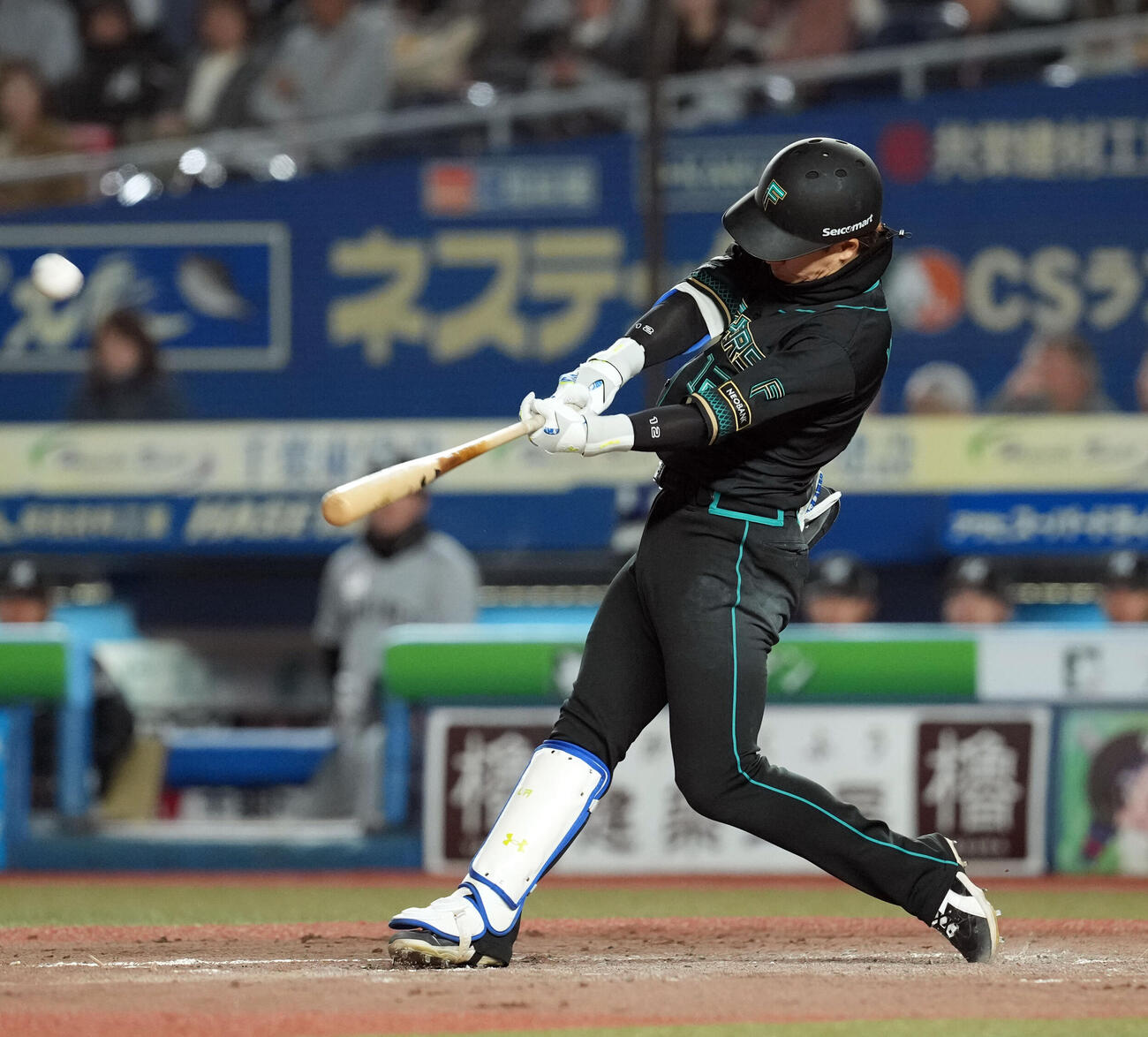 ロッテ対日本ハム　4回表日本ハム2死、右中間に同点のソロ本塁打を放つ矢沢（撮影・たえ見朱実）