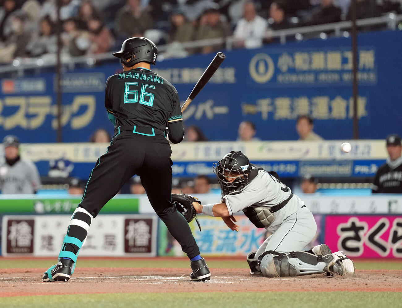 ロッテ対日本ハム　3回表日本ハム2死一、二塁、打者万波。木村の暴投でボールを逸らす捕手佐藤（撮影・たえ見朱実）