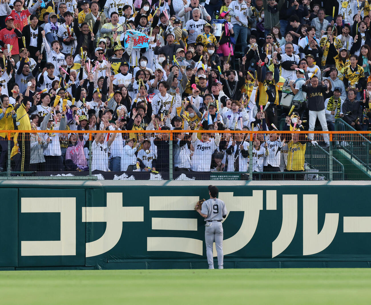 阪神対巨人　1回裏阪神2死一塁、佐藤の中越え2点本塁打落下地点（撮影・加藤哉）
