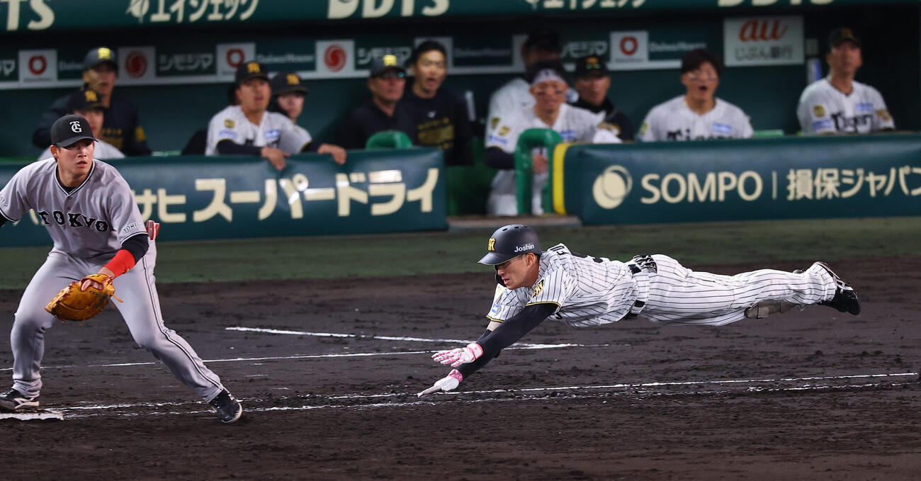 阪神対巨人　5回裏阪神1死一塁、福島は内野安打を放つ（撮影・上田博志）