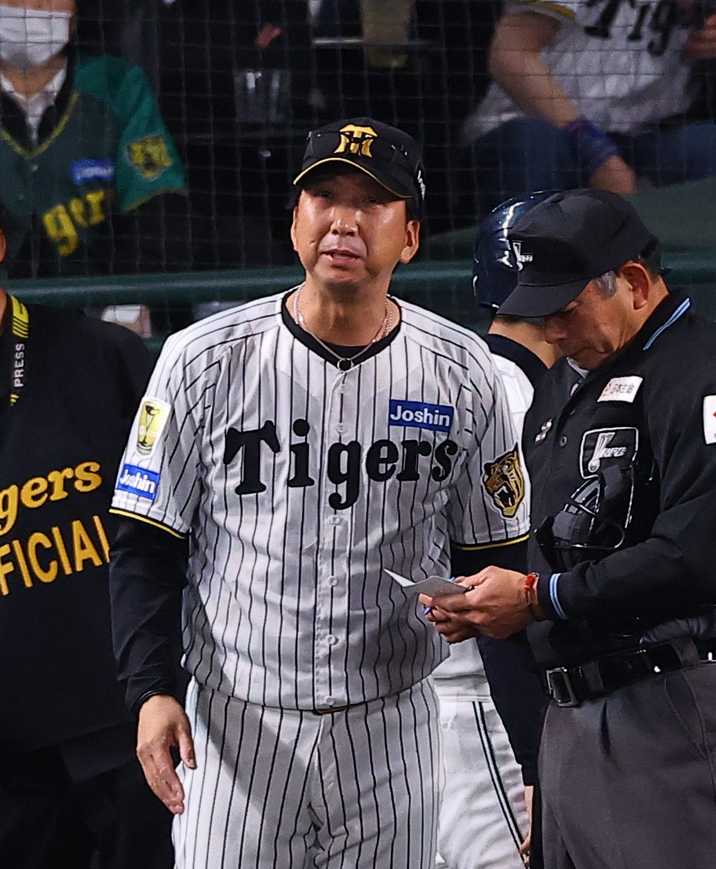 阪神対巨人　選手交代を告げる藤川監督（撮影・上田博志）