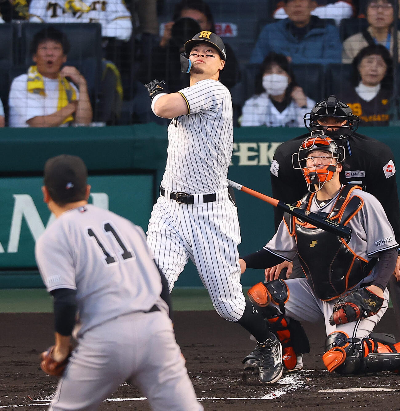 阪神対巨人　1回裏阪神2死一塁、佐藤は2点本塁打を放つ（撮影・上田博志）