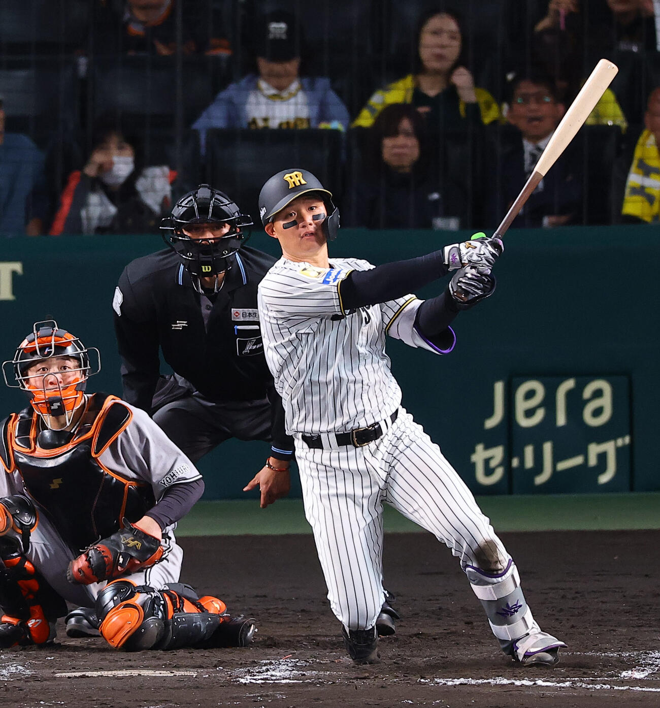 阪神対巨人　8回裏阪神無死、森下は二塁打を放つ（撮影・上田博志）