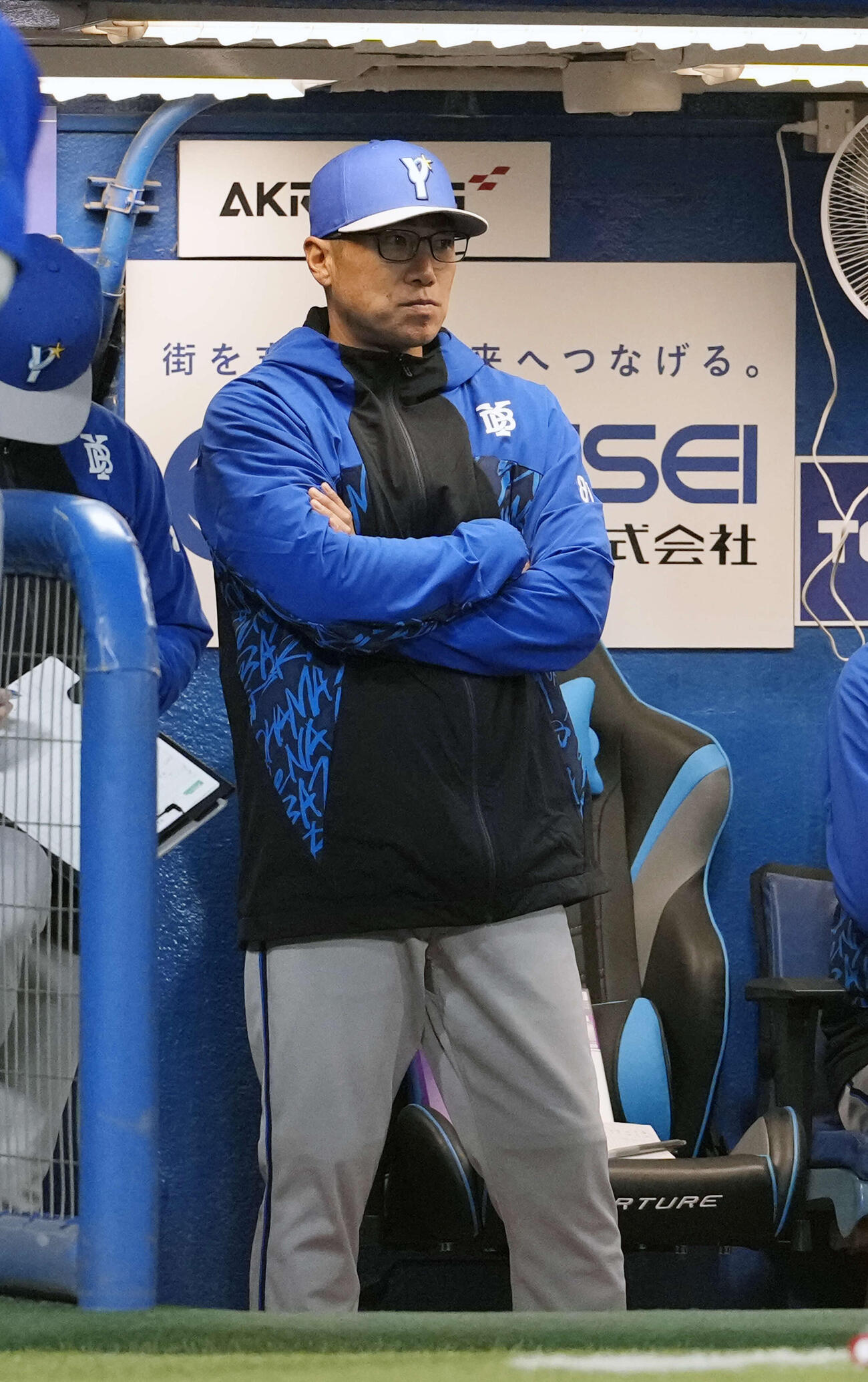 ヤクルト対DeNA 2回表、戦況を見つめるDeNA相川監督（撮影・小島史椰）