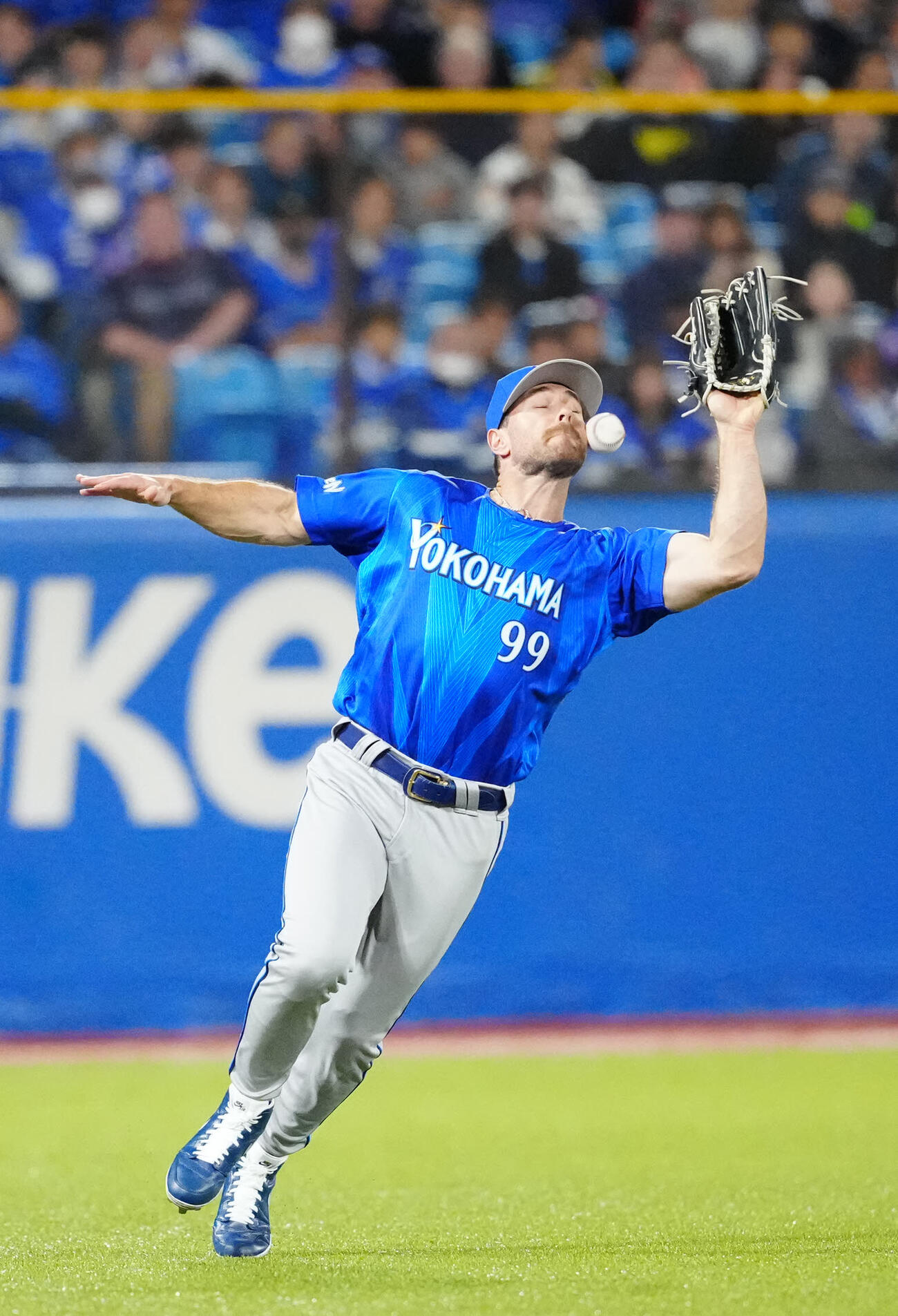 ヤクルト対DeNA 3回裏ヤクルト2死二塁、岩田の打球を落球する左翼手ヒュンメル（撮影・江口和貴）