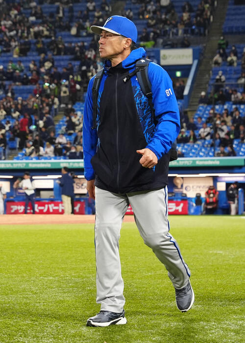 【DeNA】相川監督「プロ野球なので…」失点につながったヒュンメルの落球に苦言