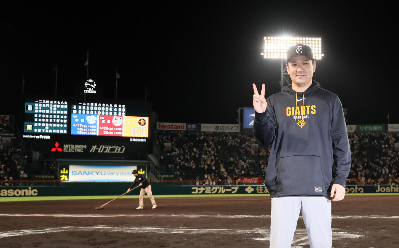 阪神対巨人　阪神に勝利しヒーローインタビューを終えてポーズを決める巨人田中将（撮影・加藤哉）