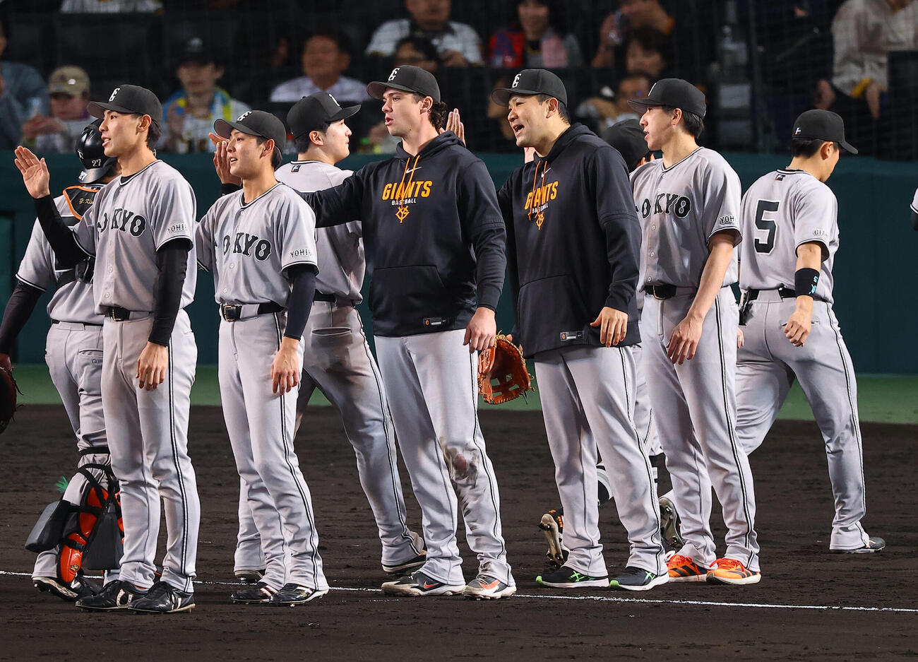 阪神対巨人　阪神に勝利した田中将（右から3人目）はナインとハイタッチする（撮影・上田博志）